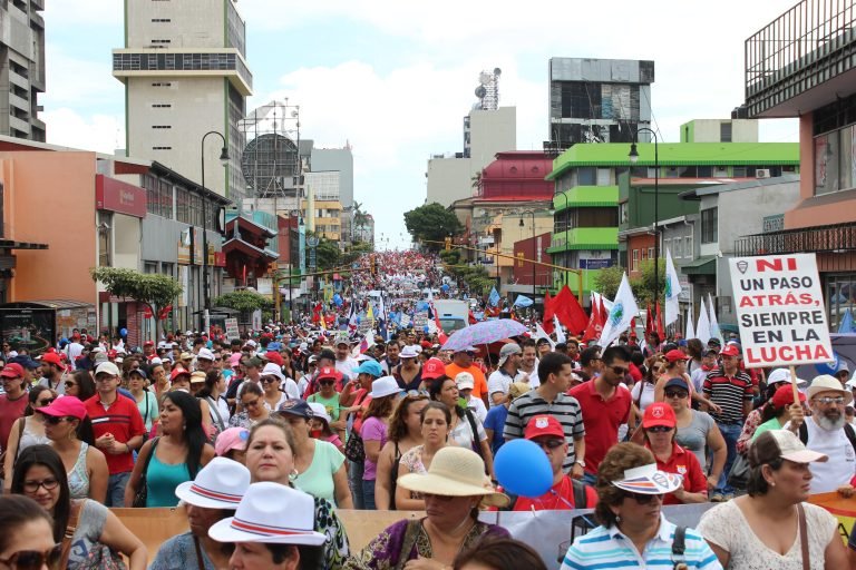 Exitosa marcha del 20: ahora unifiquemos los reclamos del sector público y privado en una huelga nacional contra Solís y el PLN