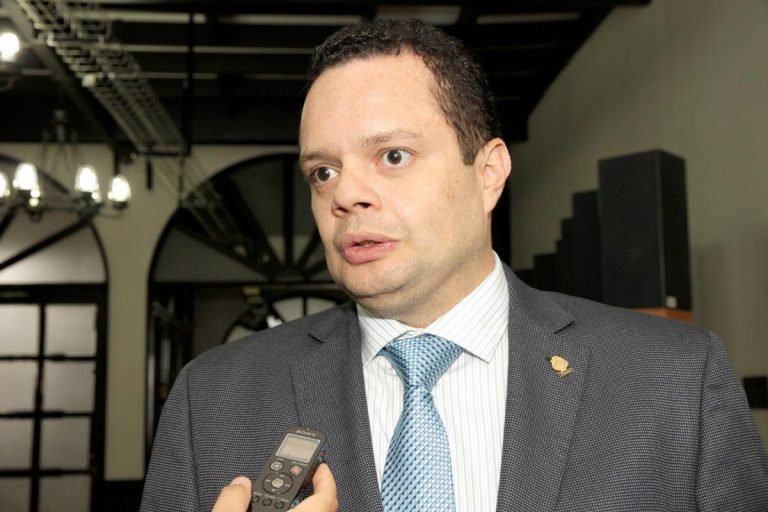 La política de apoyo al gobierno del PAC y al PLN, le abre el camino a la reacción evangélica