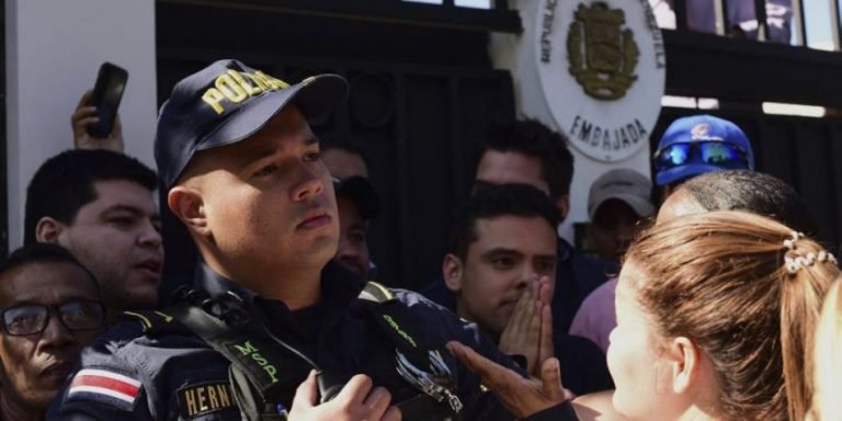 El Frente Amplio embellece la política de Carlos Alvarado hacia Venezuela