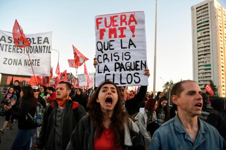 ¡No más impuestos a la clase trabajadora! ¡Fuera el FMI!