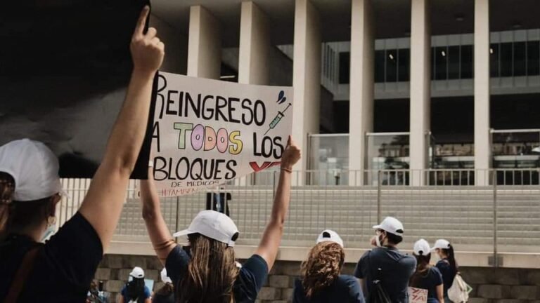 Exigimos a la CCSS reintegrar a estudiantes de internado en el peor pico de la pandemia por Covid-19